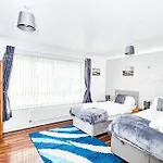 Deluxe 4-bed Near Etihad Stadium & C0-0p Arena, Sleeps 9 Manchester
