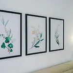 Stylish 2 Bedroom, 2 Bathroom With Free Parking *