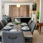 Daire Modern & Spacious 4 Bedroom In