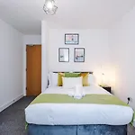 Stylish 2 Bedroom, 2 Bathroom With Free Parking