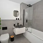 Modern 2 Bedroom In W Balcony *