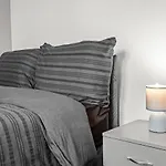 Arosa Escape- Modern2 Bed Suite,sleeps 5,free Parking,ps4,kingbed,wifi,near Christies Lejlighed Manchester
