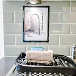 Stylish Mcr 1br Etihad Coop Live Parking