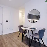 Stylish 1br Near Centre Salford Апартаменты Манчестер