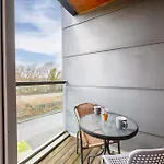 Spacious 3 Bedroom House For Single & Group Upto 10 Guests And Free Parking For 3 Cars *