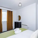 Stylish 2 Bedroom, 2 Bathroom With Free Parking *