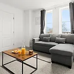 Arosa Escape- Modern2 Bed Suite,sleeps 5,free Parking,ps4,kingbed,wifi,near Christies *