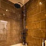 Deluxe 4-bed Near Etihad Stadium & C0-0p Arena, Sleeps 9 Apartmán Manchester