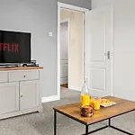 Arosa Escape- Modern2 Bed Suite,sleeps 5,free Parking,ps4,kingbed,wifi,near Christies Apartmán Manchester