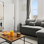 Arosa Escape- Modern2 Bed Suite,sleeps 5,free Parking,ps4,kingbed,wifi,near Christies *