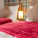 Modern 4 Bedroom House For 9 Guests With Free Parking By The Cosy Corner Nationwide *