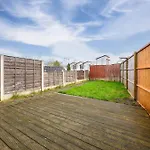 Spacious 3 Bedroom House For Single & Group Upto 10 Guests And Free Parking For 3 Cars