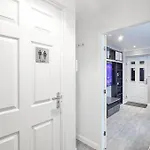 Deluxe 4-bed Near Etihad Stadium & C0-0p Arena, Sleeps 9