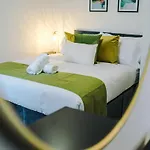 Apartmán Stylish 2 Bedroom, 2 Bathroom With Free Parking *