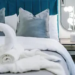 Stylish 1br Near Centre Salford *