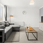 Arosa Escape- Modern2 Bed Suite,sleeps 5,free Parking,ps4,kingbed,wifi,near Christies *