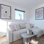 Stylish Mcr 1br Etihad Coop Live Parking