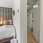 Modern 4 Bedroom House For 9 Guests With Free Parking By The Cosy Corner Nationwide *