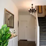 Daire Modern & Spacious 4 Bedroom In