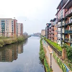 Apartmán Stylish 2 Bedroom, 2 Bathroom With Free Parking *