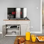 Arosa Escape- Modern2 Bed Suite,sleeps 5,free Parking,ps4,kingbed,wifi,near Christies Manchester