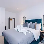 Stylish 1br Near Centre Salford