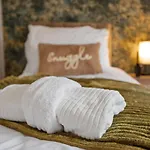 Modern 4 Bedroom House For 9 Guests With Free Parking By The Cosy Corner Nationwide Apartment