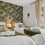 Apartment Modern 4 Bedroom House For 9 Guests With Free Parking By The Cosy Corner Nationwide