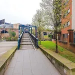 Stylish 2 Bedroom, 2 Bathroom With Free Parking *