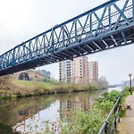 Stylish 2 Bedroom, 2 Bathroom With Free Parking * Manchester
