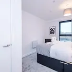 Cosy 1br Near Media & Centre شقة