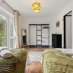 Modern 4 Bedroom House For 9 Guests With Free Parking By The Cosy Corner Nationwide Apartment *