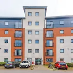 Stylish 2 Bedroom, 2 Bathroom With Free Parking *