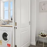 Arosa Escape- Modern2 Bed Suite,sleeps 5,free Parking,ps4,kingbed,wifi,near Christies * Manchester