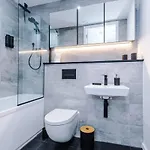 Stylish 1br Near Centre Salford Апартаменты *