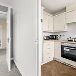 Arosa Escape- Modern2 Bed Suite,sleeps 5,free Parking,ps4,kingbed,wifi,near Christies * Manchester