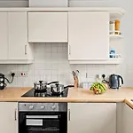 Arosa Escape- Modern2 Bed Suite,sleeps 5,free Parking,ps4,kingbed,wifi,near Christies Lejlighed Manchester