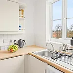 Arosa Escape- Modern2 Bed Suite,sleeps 5,free Parking,ps4,kingbed,wifi,near Christies * Manchester
