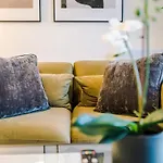 Cosy 1br Near Media & Centre شقة *