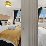 Modern 4 Bedroom House For 9 Guests With Free Parking By The Cosy Corner Nationwide Appartement *