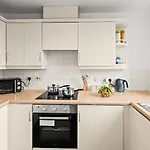 Arosa Escape- Modern2 Bed Suite,sleeps 5,free Parking,ps4,kingbed,wifi,near Christies * Manchester