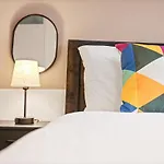 Modern 4 Bedroom House For 9 Guests With Free Parking By The Cosy Corner Nationwide Apartment *