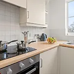 Arosa Escape- Modern2 Bed Suite,sleeps 5,free Parking,ps4,kingbed,wifi,near Christies *