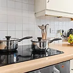 Arosa Escape- Modern2 Bed Suite,sleeps 5,free Parking,ps4,kingbed,wifi,near Christies Apartmán