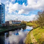 Stylish 1br Near Centre Salford *