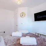 Stylish Mcr 1br Etihad Coop Live Parking
