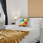 Modern 4 Bedroom House For 9 Guests With Free Parking By The Cosy Corner Nationwide