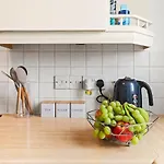 Arosa Escape- Modern2 Bed Suite,sleeps 5,free Parking,ps4,kingbed,wifi,near Christies Lejlighed Manchester