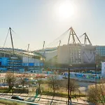 Stylish Mcr 1br Etihad Coop Live Parking *