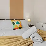 Modern 4 Bedroom House For 9 Guests With Free Parking By The Cosy Corner Nationwide Appartement